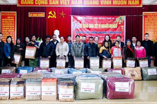 Hội Doanh nhân trẻ Nghệ An hỗ trợ xây nhà Đại đoàn kết, tặng quà Tết hộ nghèo ở Con Cuông