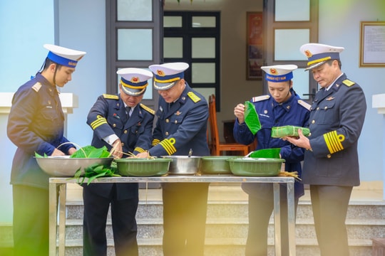 Bộ Tư lệnh Vùng 1 Hải quân thăm và chúc Tết cán bộ, chiến sĩ huyện đảo Bạch Long Vĩ