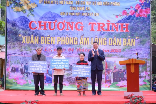 Phó Bí thư Tỉnh ủy tham dự chương trình 'Xuân biên phòng ấm lòng dân bản' ở Kỳ Sơn