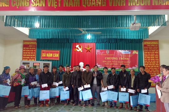 Sở Tư pháp tặng quà Tết người nghèo xã Nậm Càn, huyện Kỳ Sơn 