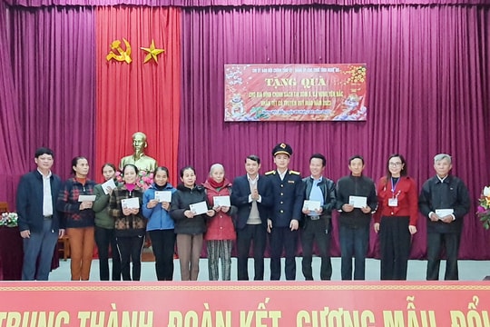 Ban Nội chính Tỉnh uỷ và Cục Thuế Nghệ An tặng quà Tết người nghèo ở Hưng Nguyên