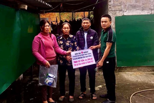 Trao hơn 44 triệu đồng hỗ trợ gia đình có hai mẹ con mang trọng bệnh