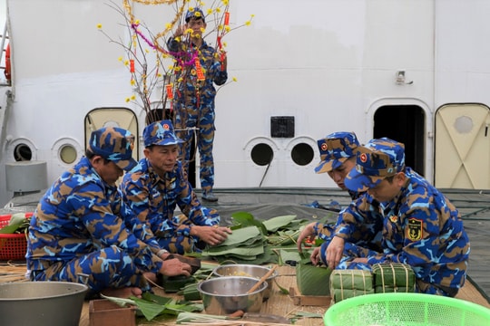 Không khí rộn ràng trên tàu Hải quân 629 trước chuyến trực Tết trên biển