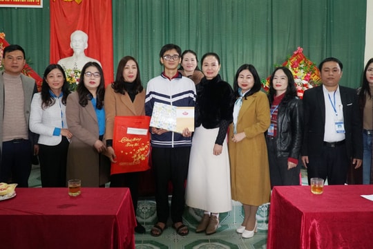 Công đoàn ngành Giáo dục Nghệ An trao quà 'Mẹ đỡ đầu' hỗ trợ học sinh mồ côi