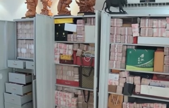 4 chiếc tủ chứa đầy tiền, vàng và gần chục xe sang trong nhà quan tham Trung Quốc 