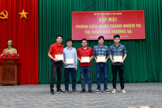 Trao Kỷ niệm chương và Huy hiệu chiến sĩ Trường Sa cho 88 phóng viên, nhà báo