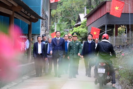 Phó Bí thư Tỉnh ủy Hoàng Nghĩa Hiếu thăm, chúc Tết, dự chương trình 'Xuân biên phòng ấm lòng dân bản' ở huyện Tương Dương