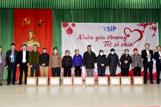 VSIP Nghệ An trao 573 suất quà Tết cho người nghèo 