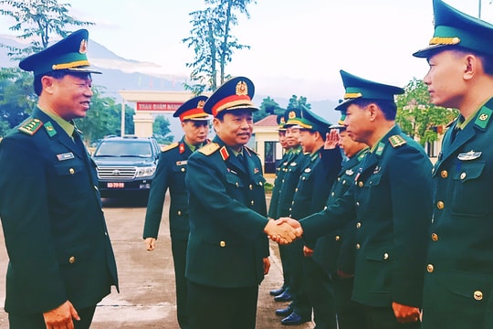 Phó Tư lệnh Quân khu 4 thăm, chúc Tết bộ đội Biên phòng ở Kỳ Sơn