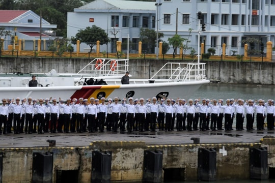 Bộ Tư lệnh Vùng 3 Hải quân tiễn các phóng viên đi tác nghiệp tại các đảo Cồn Cỏ và Lý Sơn