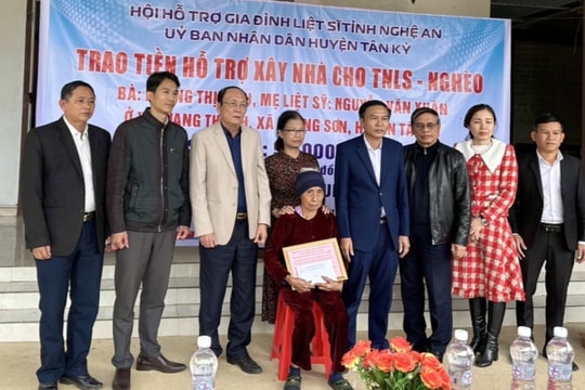 Trao 280 triệu đồng hỗ trợ xây dựng nhà tình nghĩa, nhà Đại đoàn kết ở Kỳ Sơn, Con Cuông và Tân Kỳ