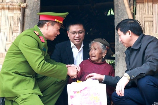 Công ty Thủy điện Bản Vẽ phối hợp với Phòng Cảnh sát môi trường trao quà Tết tại Tương Dương