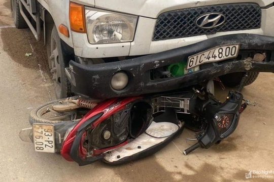 Xe máy va chạm xe tải, người phụ nữ bị thương nặng
