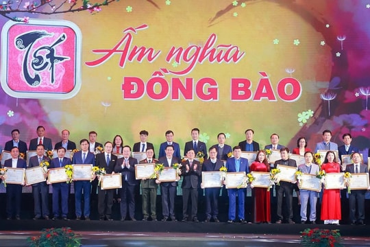 Mang 'Tết ấm' tới đồng bào khó khăn 