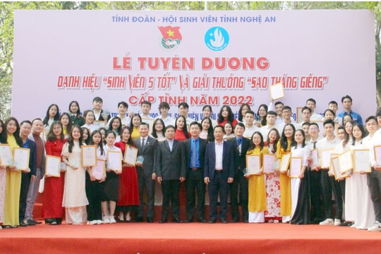 Tuyên dương 'Sinh viên 5 tốt' và trao giải thưởng 'Sao tháng Giêng'