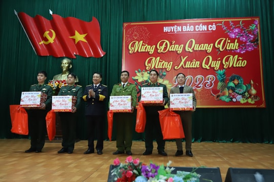 Bộ Tư lệnh Hải quân Vùng 3 và đoàn phóng viên thăm, chúc Tết tại huyện đảo Cồn Cỏ