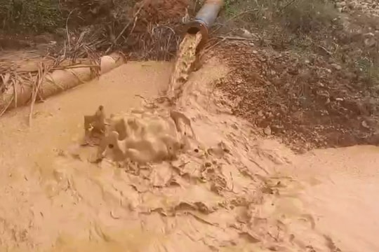 2 mỏ quặng thiếc ở Nghệ An bị phạt 420 triệu đồng vì xả thải trực tiếp ra môi trường