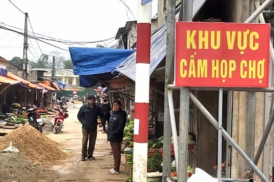 Thị trấn Tân Kỳ giải tỏa lấn chiếm hành lang giao thông, chợ cóc, chợ tạm