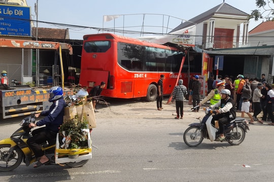 Xe khách lao vào nhà dân bên đường sau khi đâm xe máy khiến 1 người tử vong