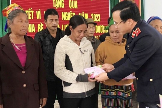 Viện Kiểm sát nhân dân tỉnh Nghệ An tặng quà Tết các hộ nghèo ở huyện Tương Dương