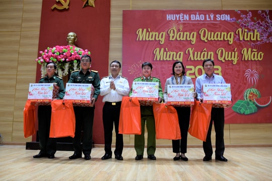 Bộ Tư lệnh Vùng 3 Hải quân thăm, chúc Tết tại huyện đảo Lý Sơn