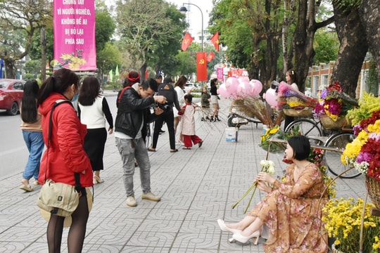 Thu tiền triệu từ dịch vụ chụp ảnh với quất, đào ngày cận Tết