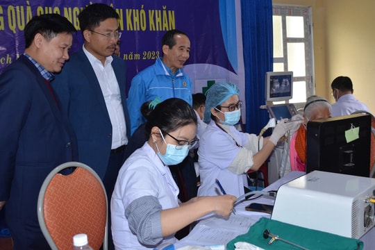 Ngành Y tế Nghệ An tổ chức khám, chữa bệnh miễn phí, tặng quà cho người dân xã Thạch Ngàn, huyện Con Cuông