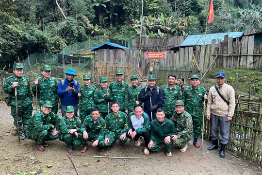 Kiểm tra, chúc Tết tại chốt tiền tiêu biên giới Việt Nam - Lào 