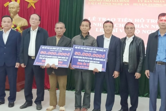 Trao 260 triệu đồng xây dựng nhà tình nghĩa, nhà đại đoàn kết ở Tương Dương và Anh Sơn