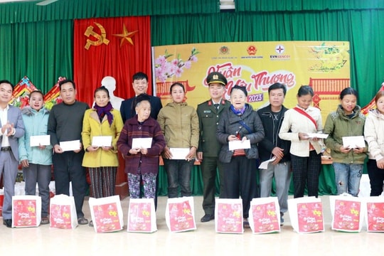 Công ty Thủy điện Bản Vẽ phối hợp với Phòng An ninh kinh tế, Phòng Công tác chính trị trao quà Tết tại Thanh Chương