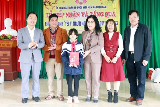 Đảng ủy Khối Các cơ quan tỉnh trao quà Tết cho người dân tại xã Ngọc Lâm (Thanh Chương)