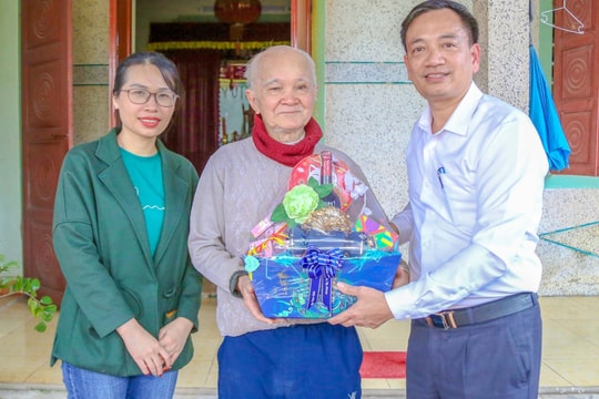 Báo Nghệ An tặng quà, chúc Tết cán bộ nghỉ hưu