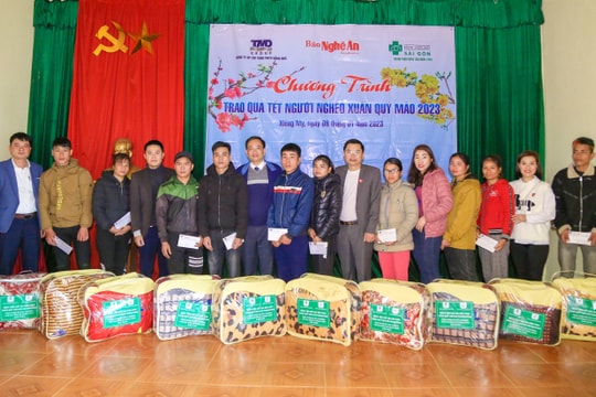 Báo Nghệ An và Tập đoàn Thiên Minh Đức, Bệnh viện Mắt Sài Gòn Vinh trao 100 suất quà Tết cho hộ nghèo xã Xiêng My 
