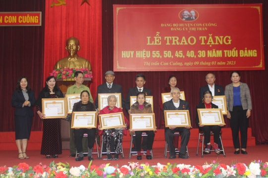 Trao Huy hiệu Đảng cho 13 đảng viên ở Con Cuông 