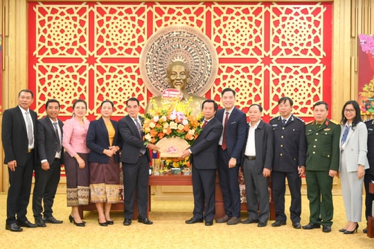 Lãnh đạo tỉnh Sa Vẳn Na Khẹt (Lào) chúc Tết tỉnh Nghệ An