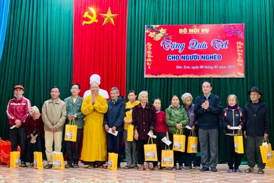 Thứ trưởng Bộ Nội vụ Vũ Chiến Thắng tặng quà Tết người nghèo tại huyện Anh Sơn