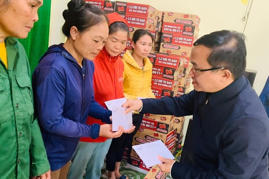 Trưởng ban Dân vận Tỉnh ủy tặng quà Tết người nghèo tại huyện Tân Kỳ và Quỳ Hợp 