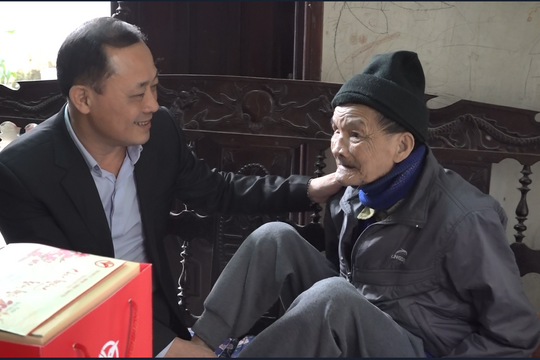 Bí thư Thành ủy Vinh chúc Tết các gia đình chính sách và đơn vị đặc thù 