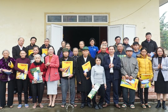 Báo Nghệ An và Công ty cổ phần TTH Group trao quà Tết người nghèo ở huyện Hưng Nguyên