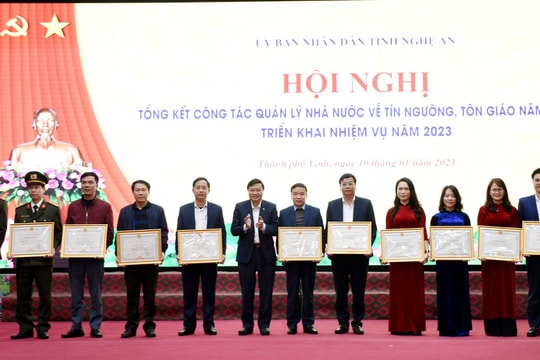 14 tập thể và cá nhân được khen thưởng về công tác quản lý nhà nước về tín ngưỡng, tôn giáo