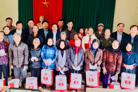 Nhiều hoạt động trao quà, ủng hộ người nghèo đón Tết