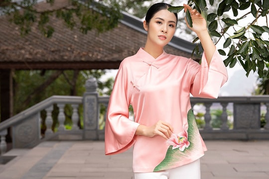 Hoa hậu Ngọc Hân diện pháp phục vãn cảnh chùa