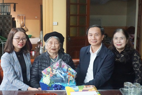 Báo Nghệ An thăm, tặng quà Tết Mẹ Việt Nam anh hùng
