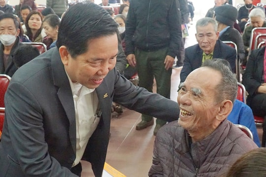 Báo Nghệ An, Bưu điện Nghệ An trao quà Tết tặng người nghèo phường Hưng Phúc (TP. Vinh)