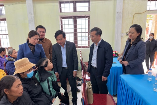 Phó Chủ tịch HĐND tỉnh tặng quà, chúc Tết hộ nghèo tại Quỳ Hợp