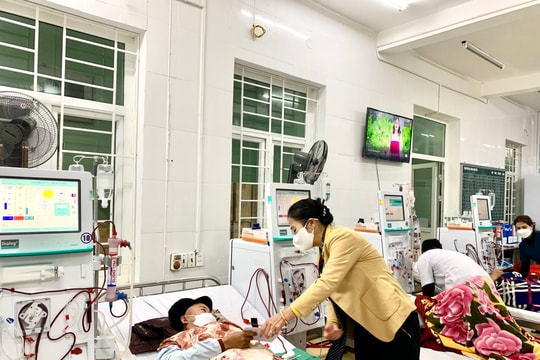 Đại biểu Quốc hội thăm hỏi, chia sẻ khó khăn với bệnh nhân nghèo ở Diễn Châu và Nghi Lộc