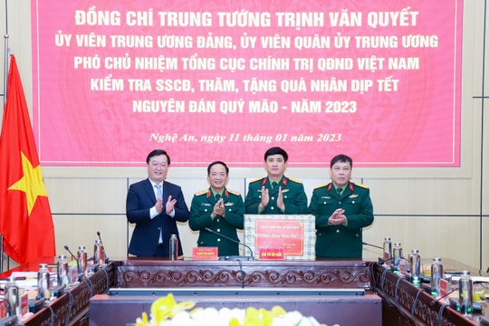 Phó Chủ nhiệm Tổng cục Chính trị Quân đội nhân dân kiểm tra sẵn sàng chiến đấu, thăm, tặng quà Tết tại Bộ Chỉ huy Quân sự tỉnh Nghệ An