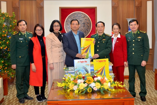 Báo Nghệ An trao ấn phẩm báo Xuân Quý Mão tặng cán bộ, chiến sĩ lực lượng vũ trang tỉnh