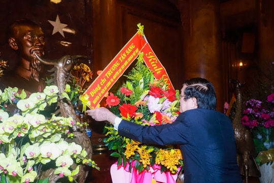 Nguyên Chủ tịch nước Trương Tấn Sang dâng hoa, dâng hương tưởng niệm Chủ tịch Hồ Chí Minh