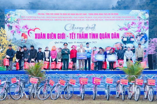 Hơn 1,5 tỷ đồng được trao tại Chương trình ‘Xuân biên giới – Tết thắm tình quân dân’ 2023 